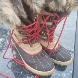 Stylish Fur-Lined Boots with Red Laces